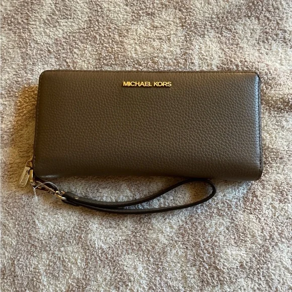 NWOT Michael Kors Travel Continental Wallet - Picture 2 of 7